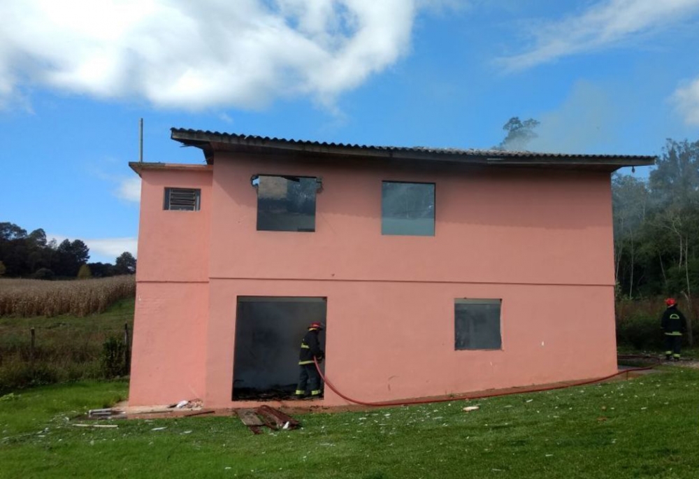 Bombeiros combatem fogo em casa abandonada na Garibaldina