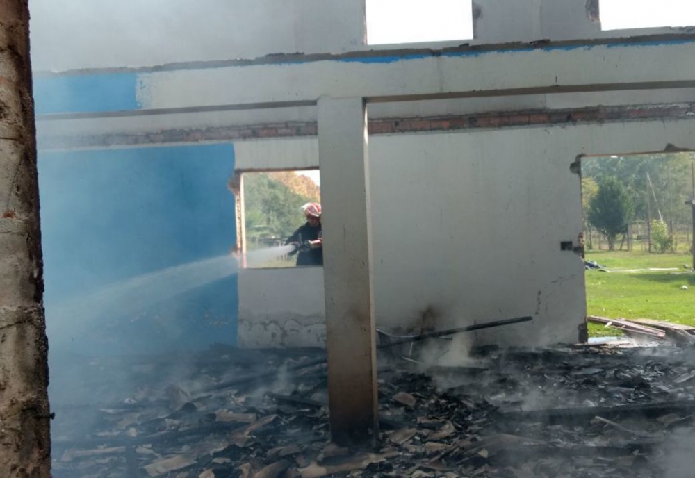 Bombeiros combatem fogo em casa abandonada na Garibaldina