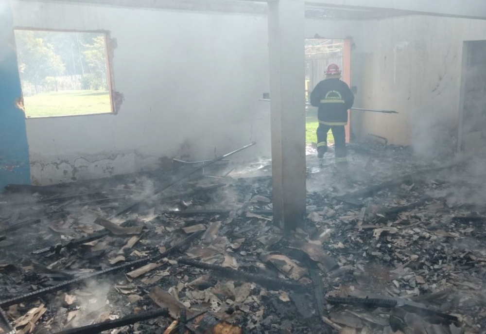 Bombeiros combatem fogo em casa abandonada na Garibaldina