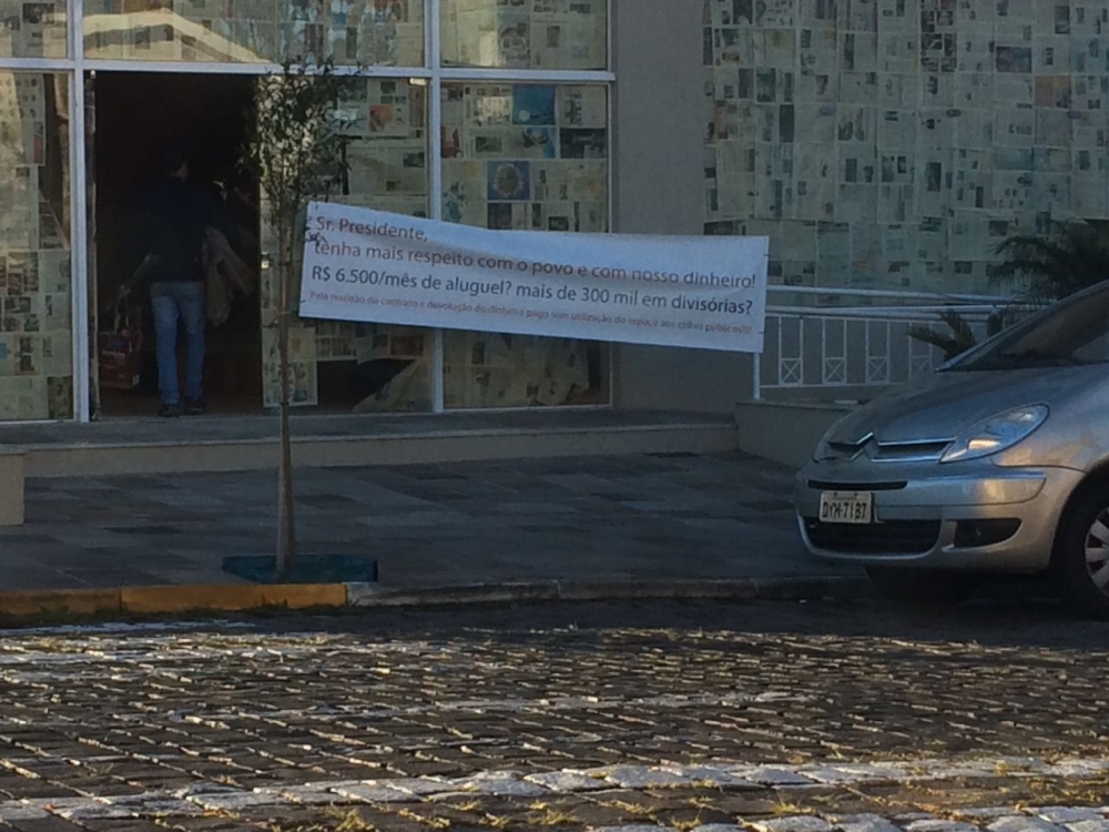 Protesto em frente a nova Câmara de Vereadores de Carlos Barbosa