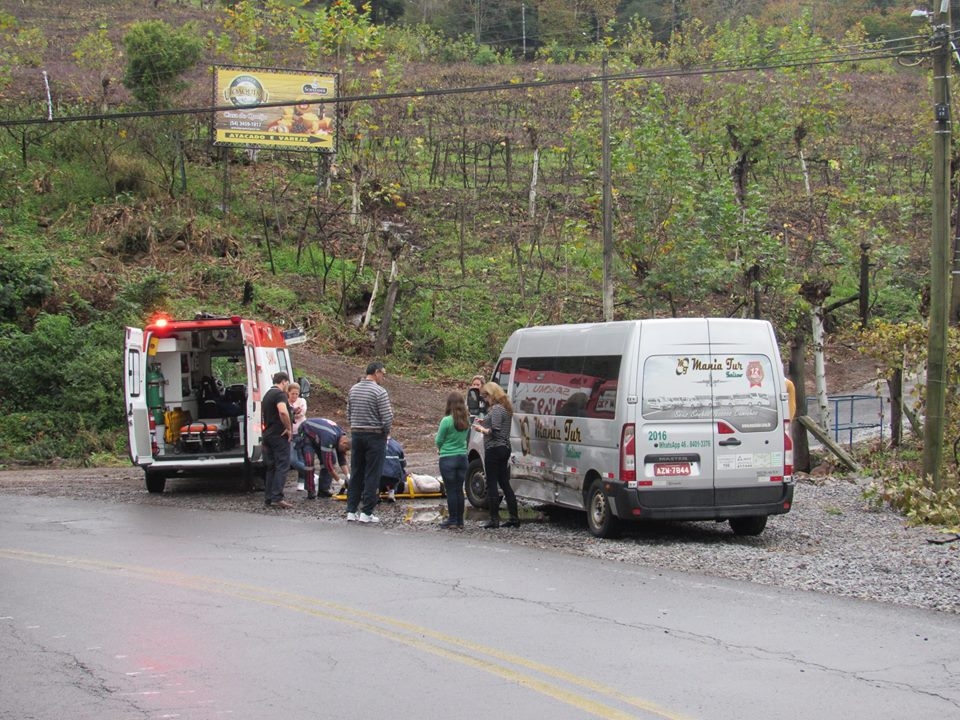 Acidente envolvendo van de turismo deixa dois feridos no Vale dos Vinhedos