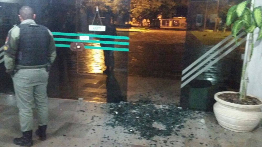 Grupo rende vigilante e arromba Prefeitura de Farroupilha