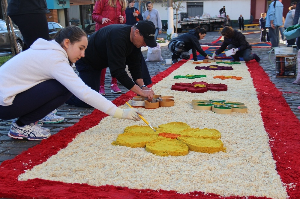 Grupos já se preparam para confecção dos tapetes de Corpus Christi em Garibaldi