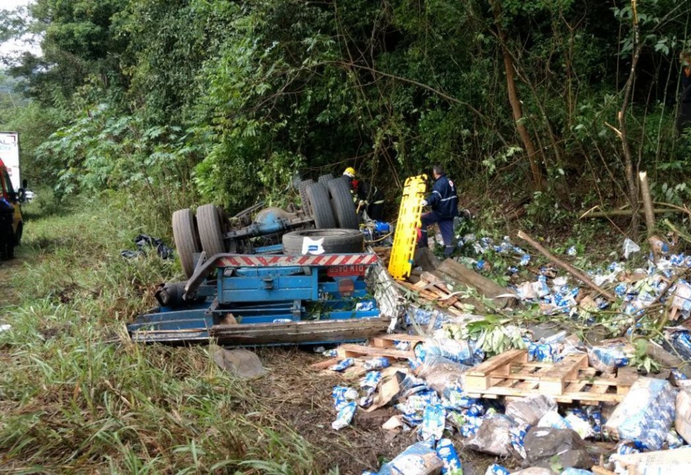 Caminhão carregado com caixas de leite sai da pista e tomba na ERS 446