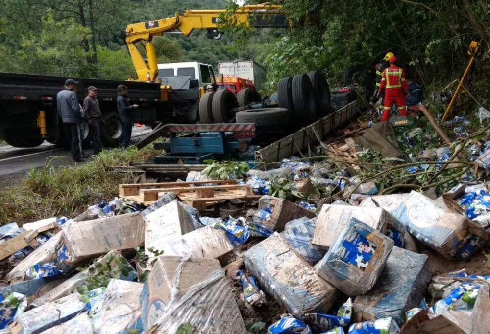 Caminhão carregado com caixas de leite sai da pista e tomba na ERS 446
