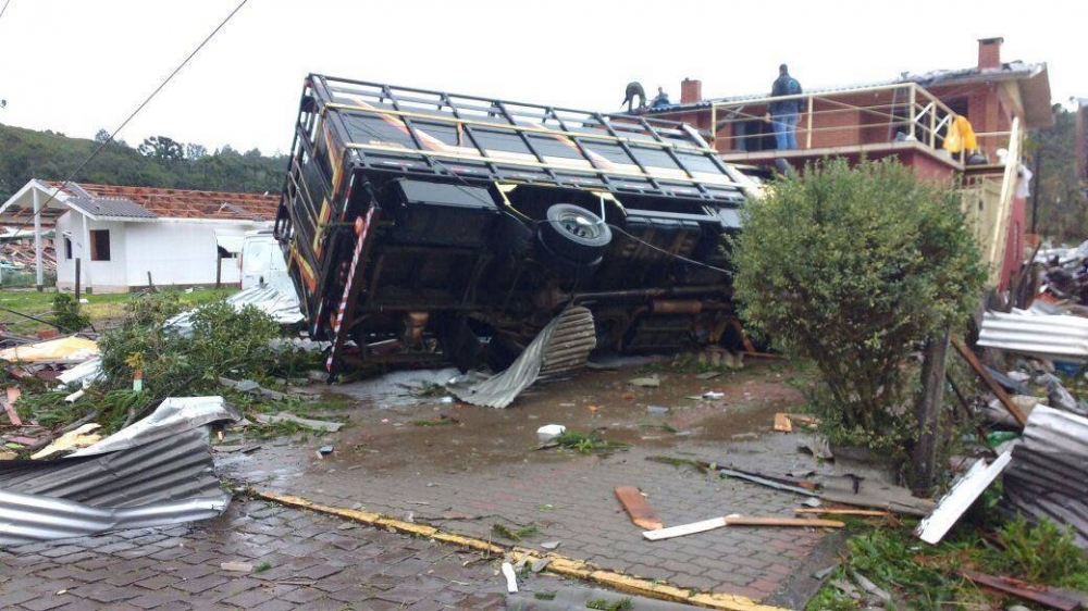 Temporal causa destruição e transtornos em toda a região