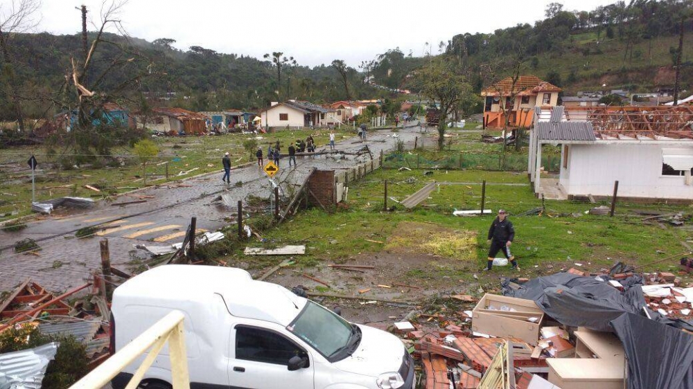 Temporal causa destruição e transtornos em toda a região