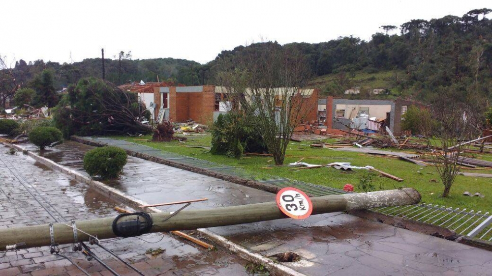 Temporal causa destruição e transtornos em toda a região