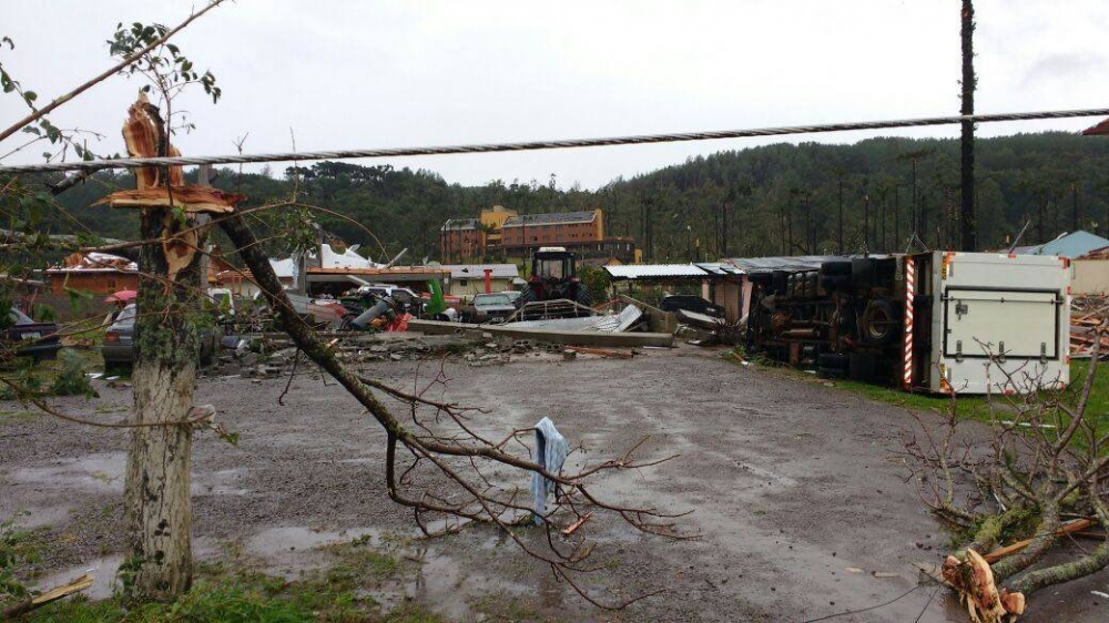 Temporal causa destruição e transtornos em toda a região