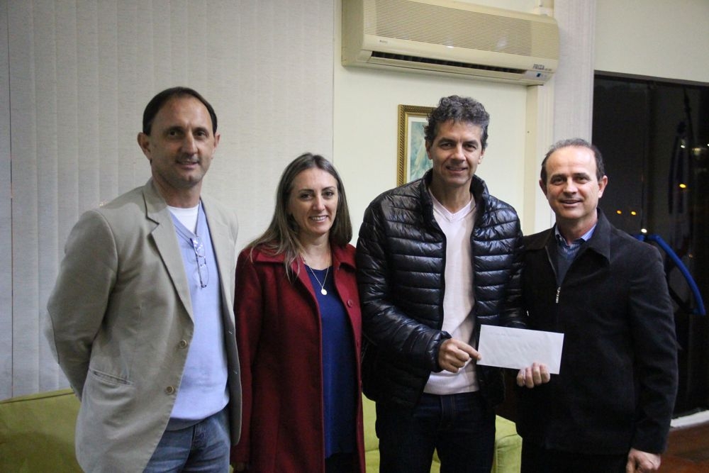 Vencedores do Citadino de Futsal de Garibaldi recebem premiação