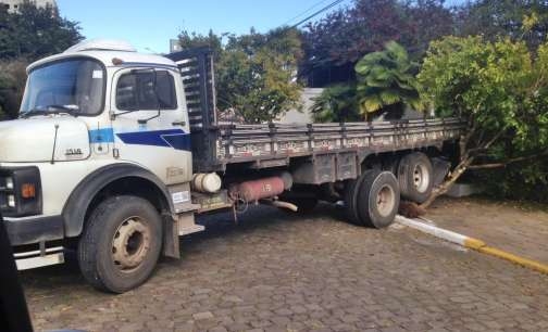 Ladrão furta caminhão e bate em residência no centro de Farroupilha