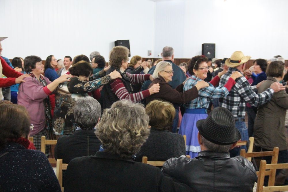 Festa junina reuniu mais de 300 idosos dos grupos de convivência