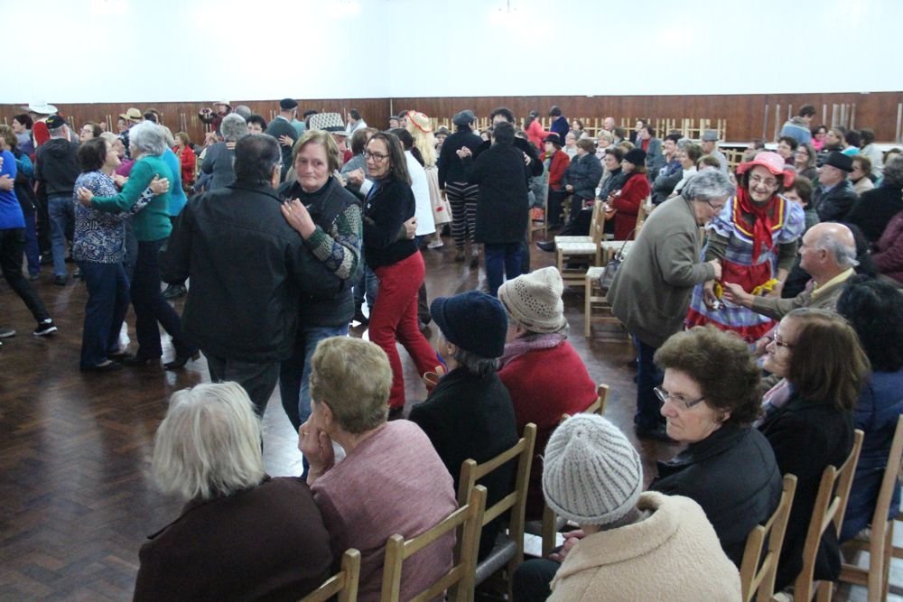 Festa junina reuniu mais de 300 idosos dos grupos de convivência