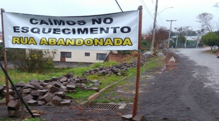  Obra inacabada e falta de iluminação motiva protesto em Carlos Barbosa