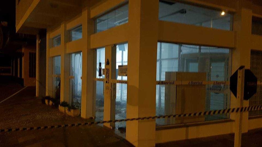 Bandidos arrombam caixas eletrônicos do Sicredi em Barão