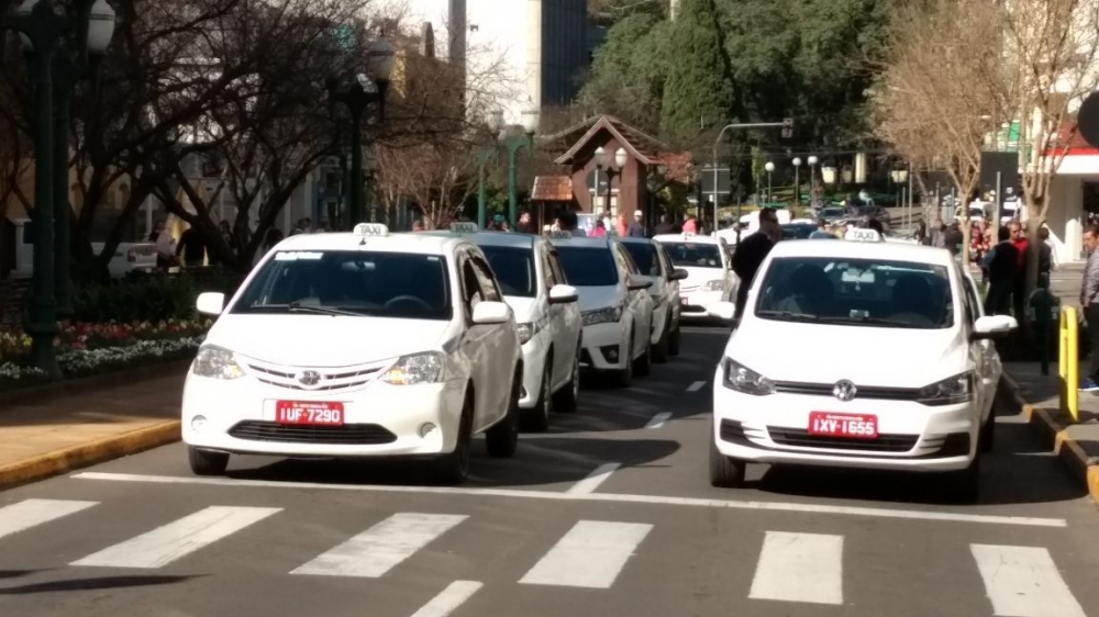 Contra o UBER, taxistas bloqueiam a Via Del Vino em Bento Gonçalves