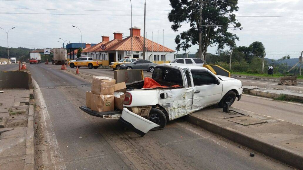 Veículos colidem em estrutura do antigo pedágio em Farroupilha