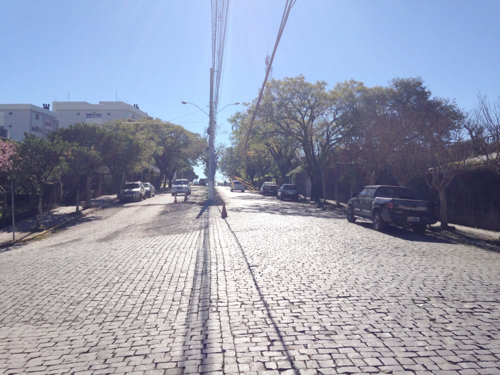 Já passa de um mês, que fios estão soltos em meio a via em Carlos Barbosa