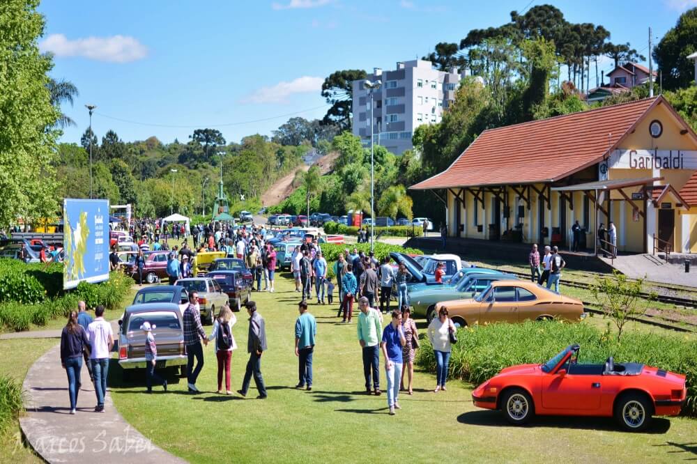 Carros Antigos na Estação Férrea de Garibaldi