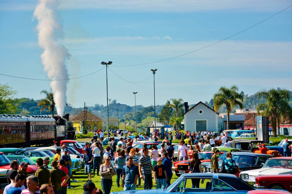 Carros Antigos na Estação Férrea de Garibaldi