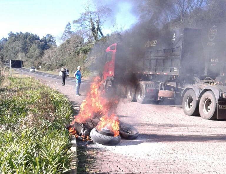 Motociclista morre após colidir em carreta e sua moto explodir