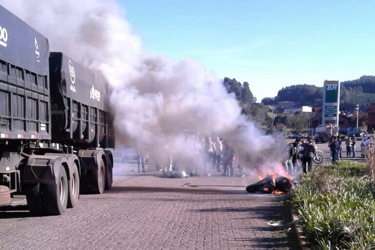 Motociclista morre após colidir em carreta e sua moto explodir