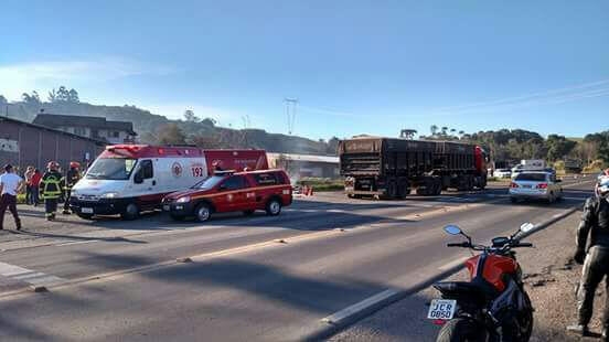 Motociclista morre após colidir em carreta e sua moto explodir