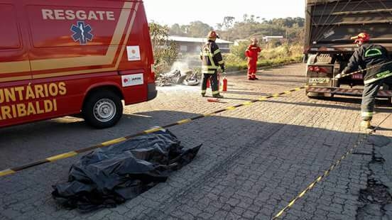 Motociclista morre após colidir em carreta e sua moto explodir