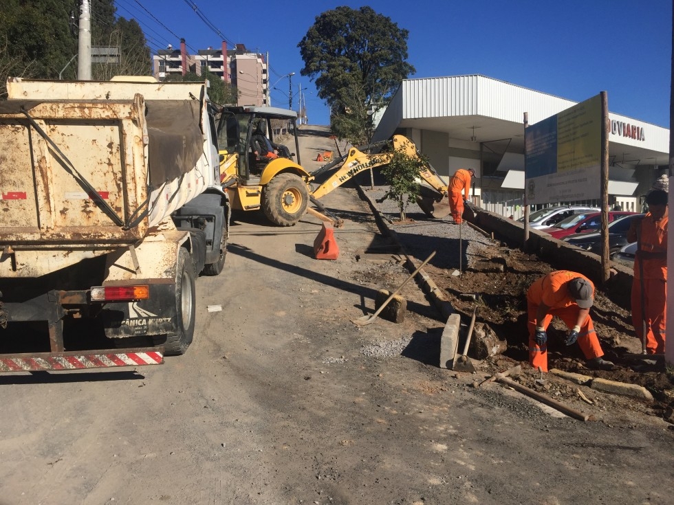 Seguem as obras de pavimentação na única avenida de Carlos Barbosa