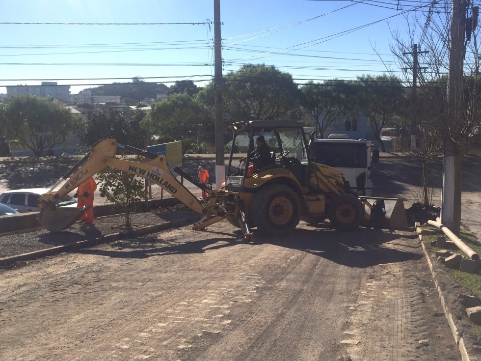 Seguem as obras de pavimentação na única avenida de Carlos Barbosa