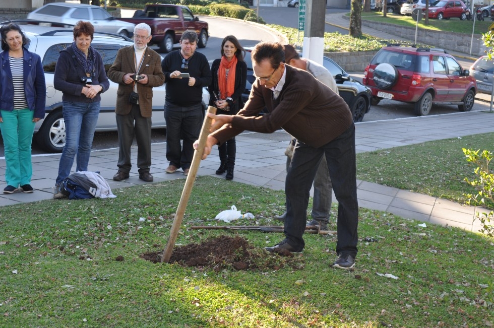Organizadores da Mostra de Camélias plantam espécie no pátio da Prefeitura