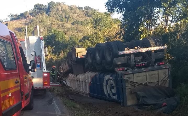 Motorista fica preso às ferragens em capotamento no interior de Garibaldi