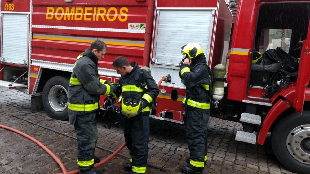 Bombeiros combatem incêndio do bairro Borgo em Bento