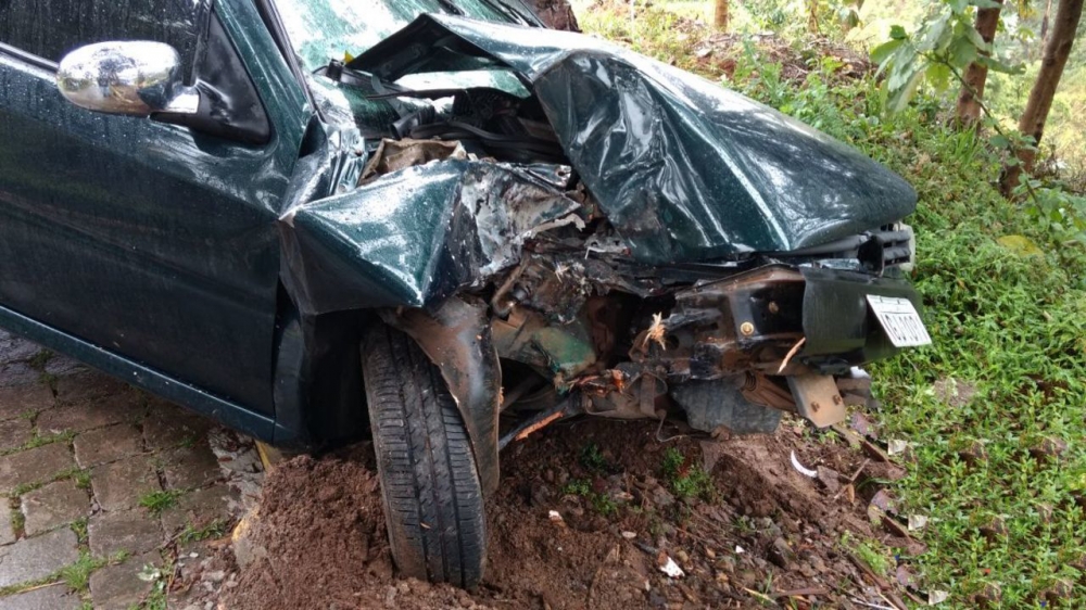 Trio com carro furtado foge da polícia e bate em árvore