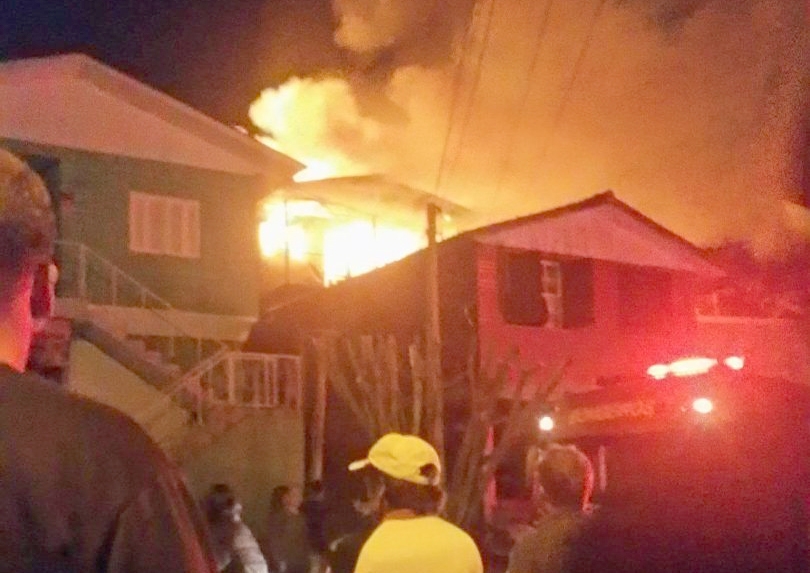 Incêndio de grandes proporções destruiu residências em Bento