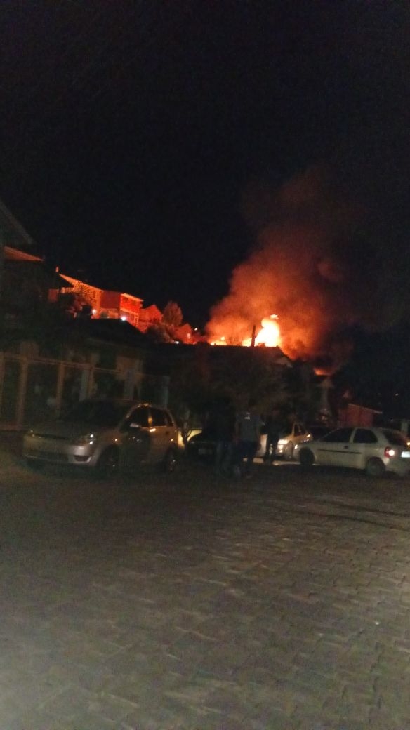 Incêndio de grandes proporções destruiu residências em Bento