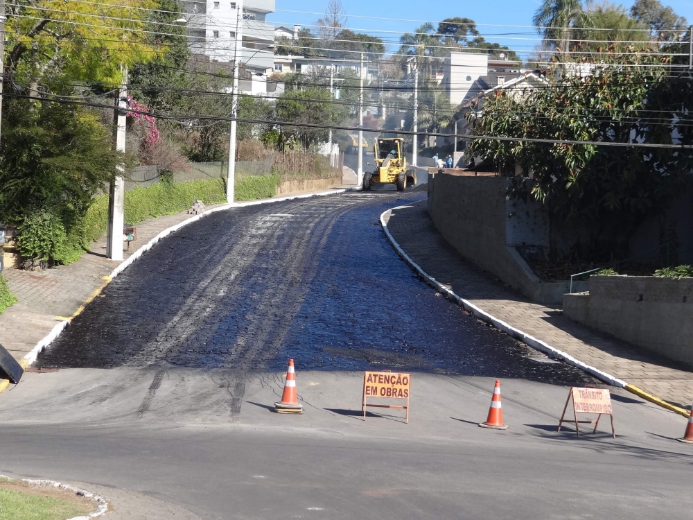 Rua David Sartori ganha primeira camada asfáltica