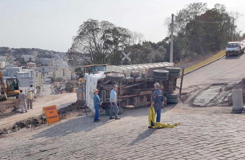 Caminhão tomba ao lado dos trilhos da Maria Fumaça em Garibaldi