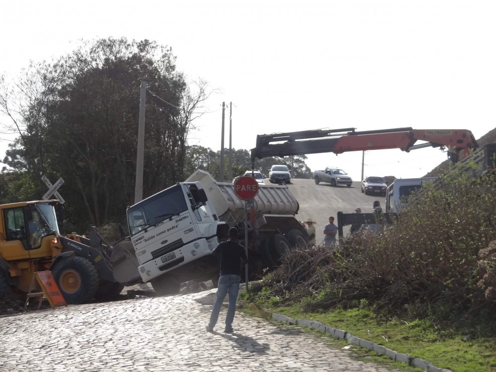 Caminhão tomba ao lado dos trilhos da Maria Fumaça em Garibaldi