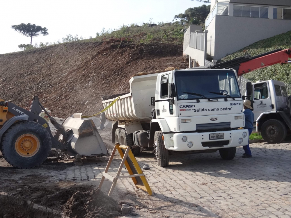 Caminhão tomba ao lado dos trilhos da Maria Fumaça em Garibaldi