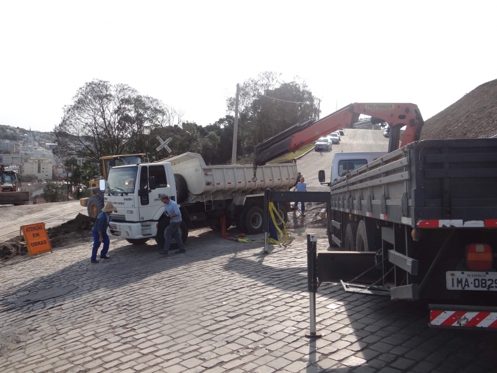 Caminhão tomba ao lado dos trilhos da Maria Fumaça em Garibaldi