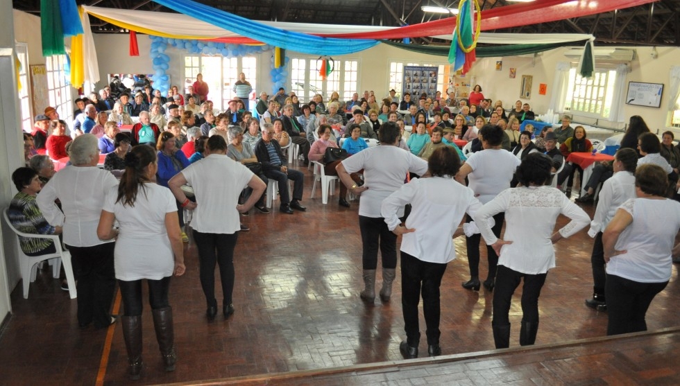 Homenagem aos Pais reúne idosos em Carlos Barbosa 