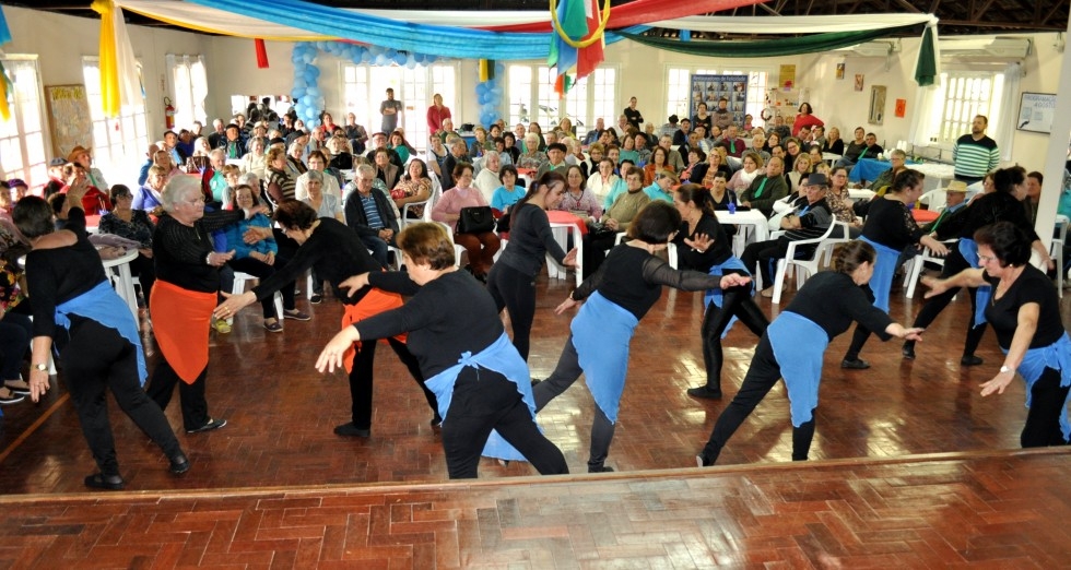 Homenagem aos Pais reúne idosos em Carlos Barbosa 