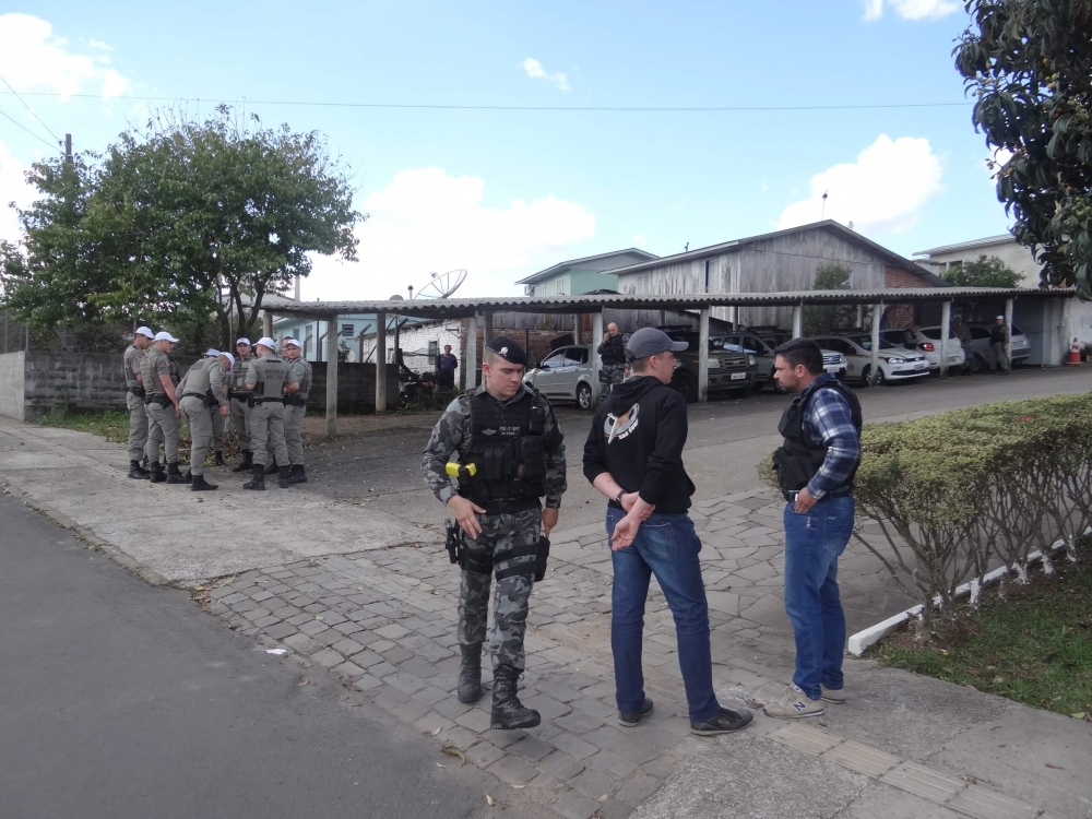 Brigada Militar cerca o bairro Fenachamp e prende criminoso