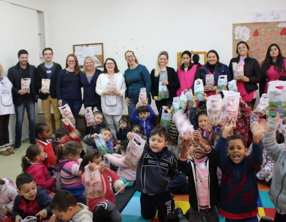 Alunos de escola infantil de Bento Gonçalves recebem Kits de Higiene Bucal