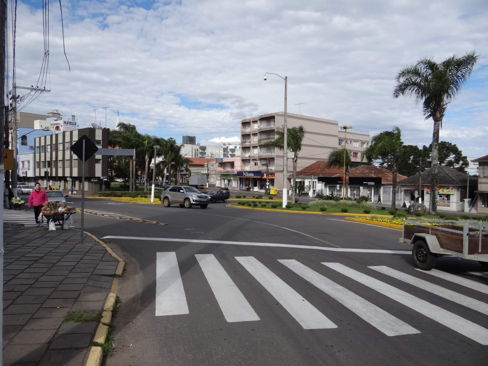 Perigo: Com pouca sinalização, rótula é bloqueada em Carlos Barbosa