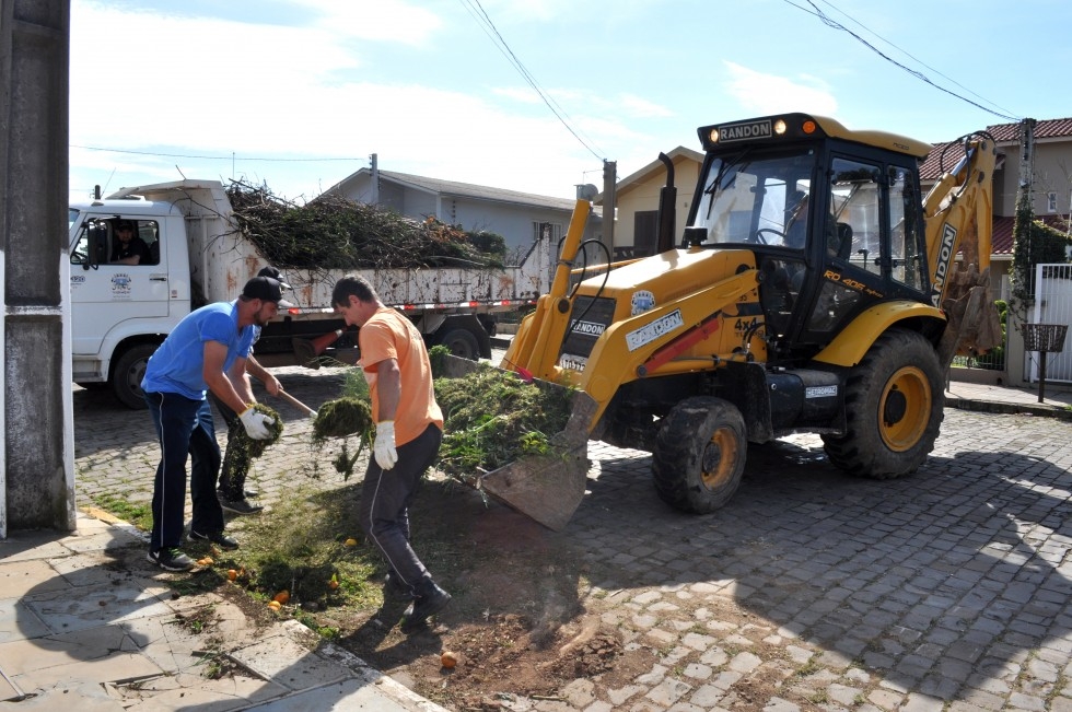 Mutirão de limpeza em Carlos Barbosa