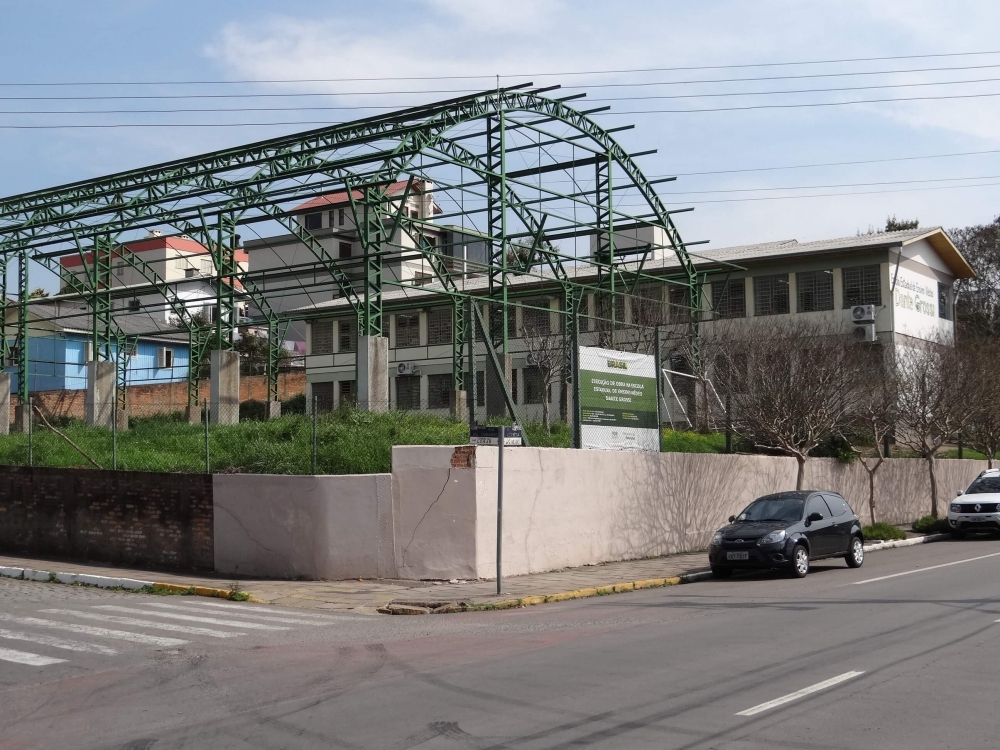 Ginásio da Escola Dante Grossi segue com obra paralisada