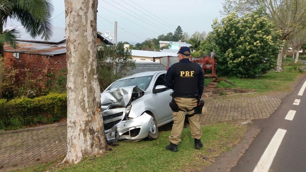 Carro colide em árvore próximo ao pórtico de Salvador do Sul