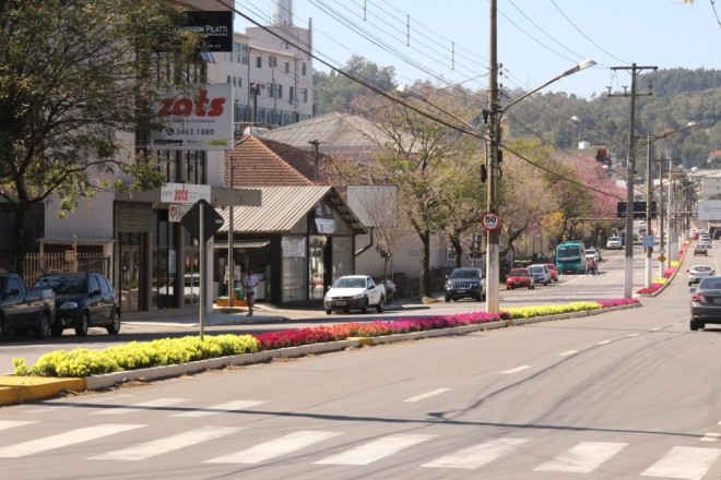 Flores no acesso principal de Garibaldi mudam visual da cidade